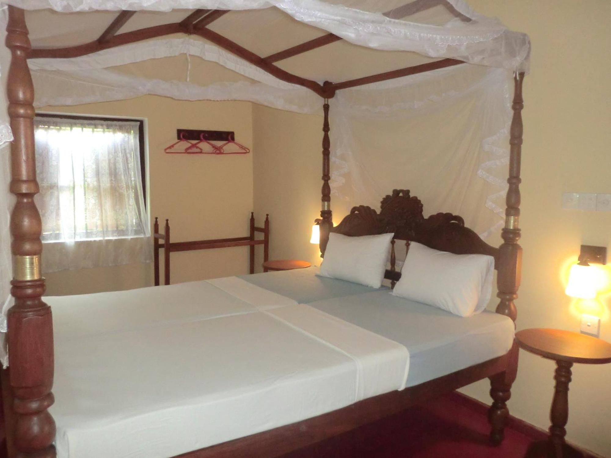 Top Of The Hill Guesthouse Уелигама Екстериор снимка