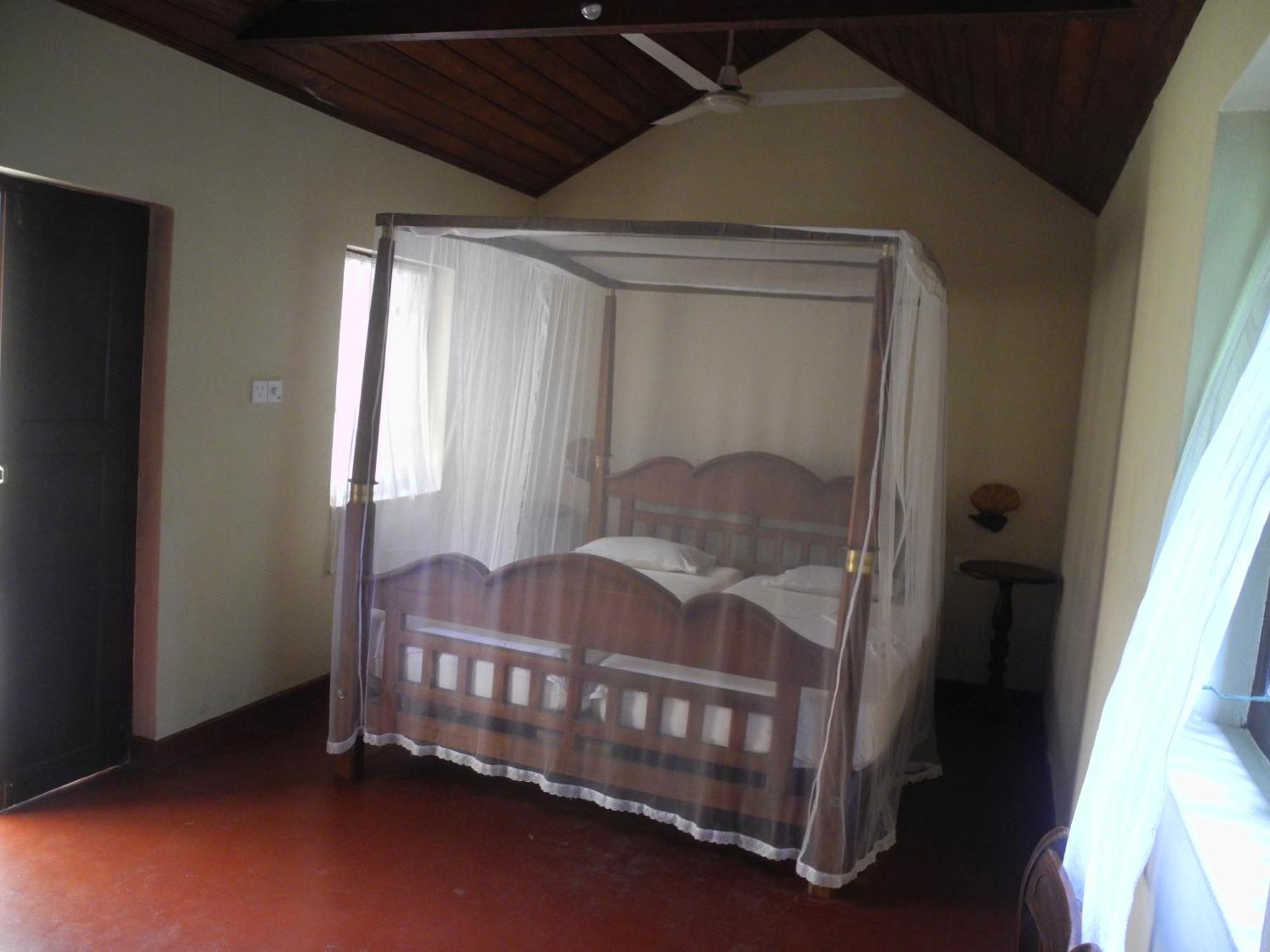 Top Of The Hill Guesthouse Уелигама Екстериор снимка