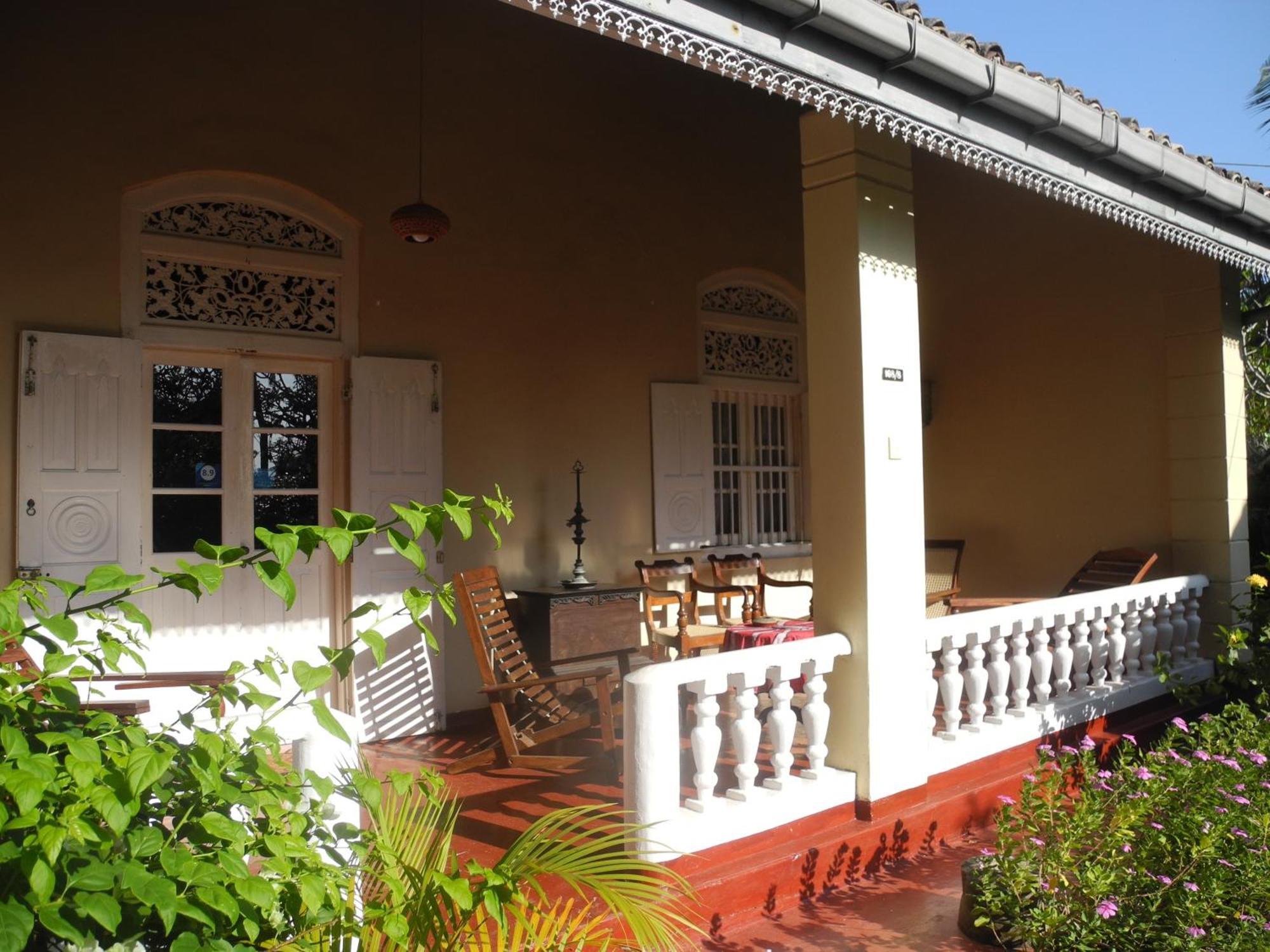 Top Of The Hill Guesthouse Уелигама Екстериор снимка