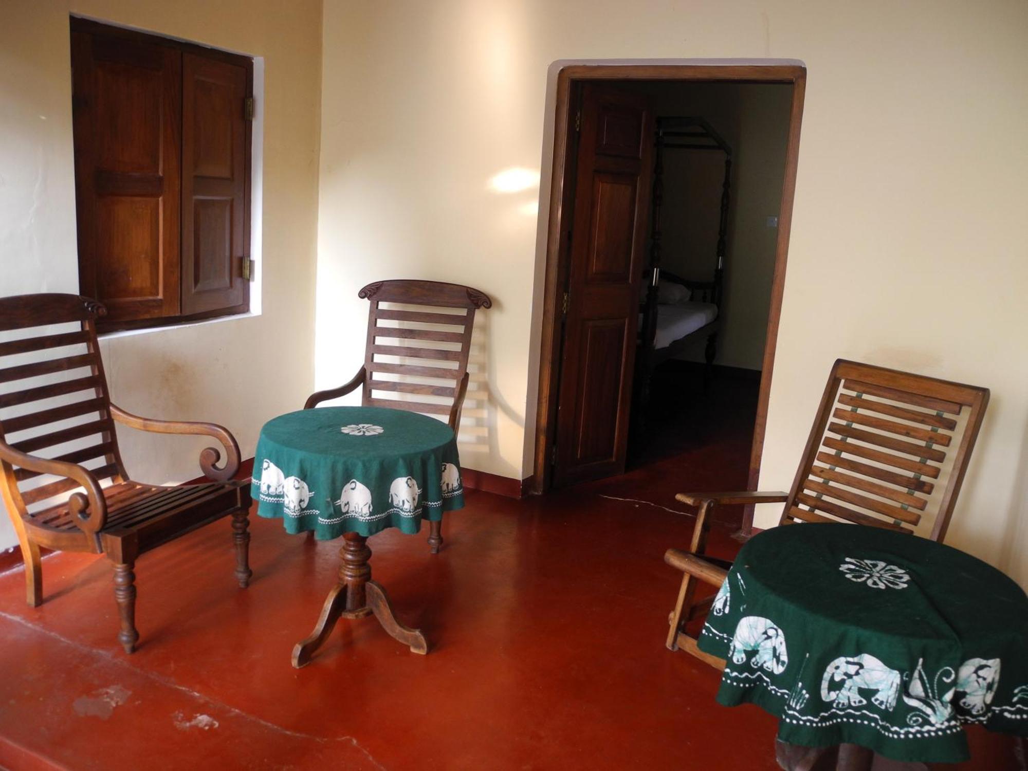 Top Of The Hill Guesthouse Уелигама Екстериор снимка