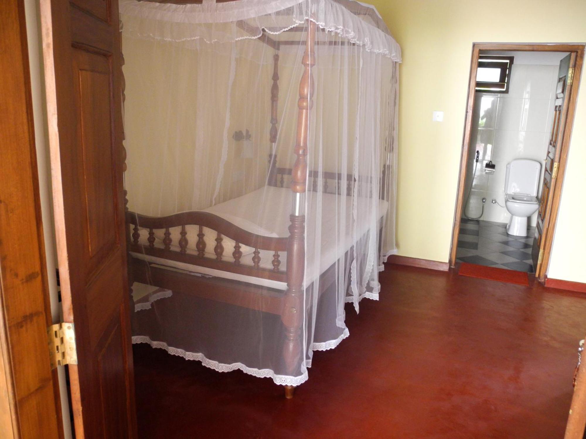 Top Of The Hill Guesthouse Уелигама Екстериор снимка