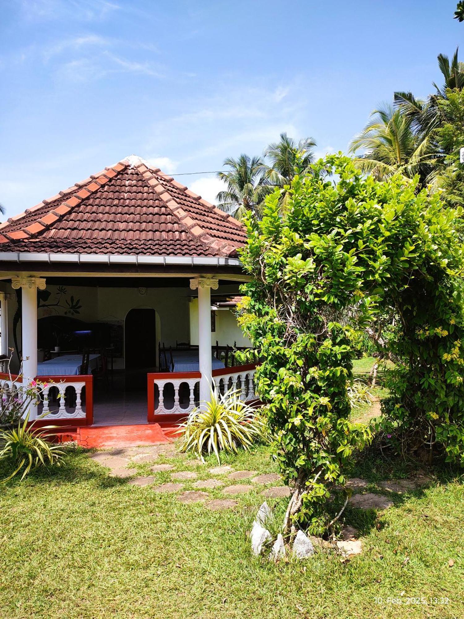 Top Of The Hill Guesthouse Уелигама Екстериор снимка