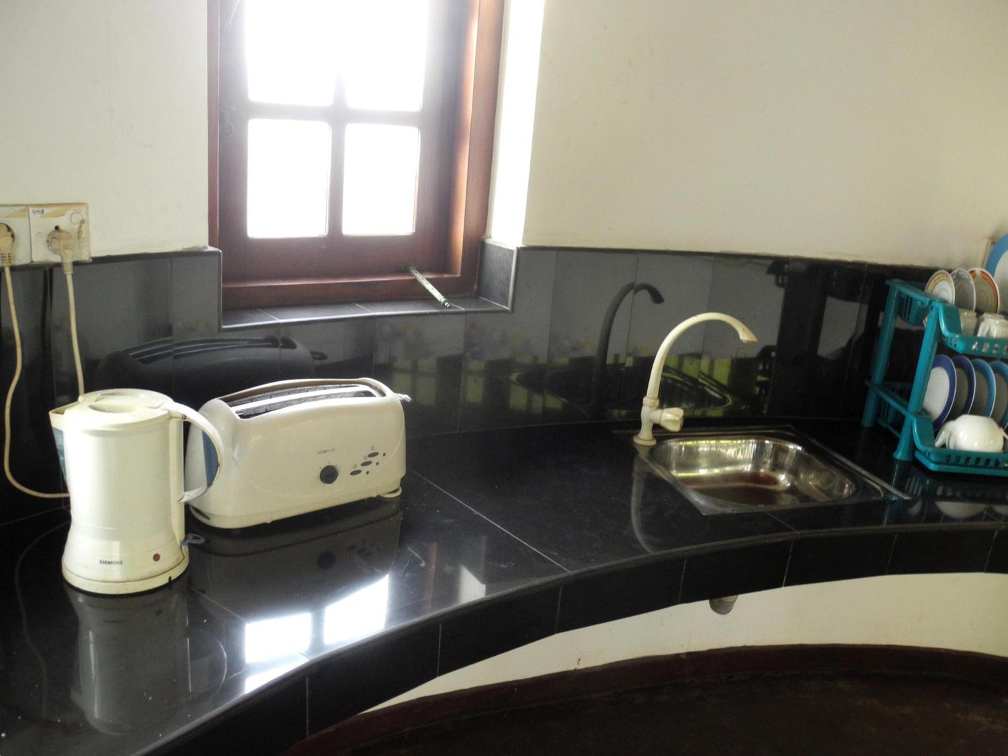 Top Of The Hill Guesthouse Уелигама Екстериор снимка