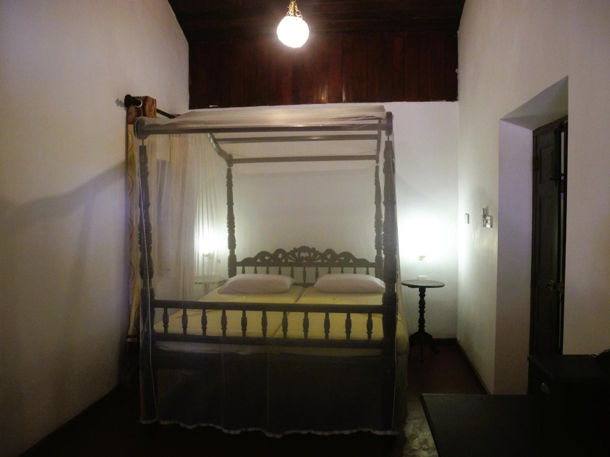 Top Of The Hill Guesthouse Уелигама Екстериор снимка