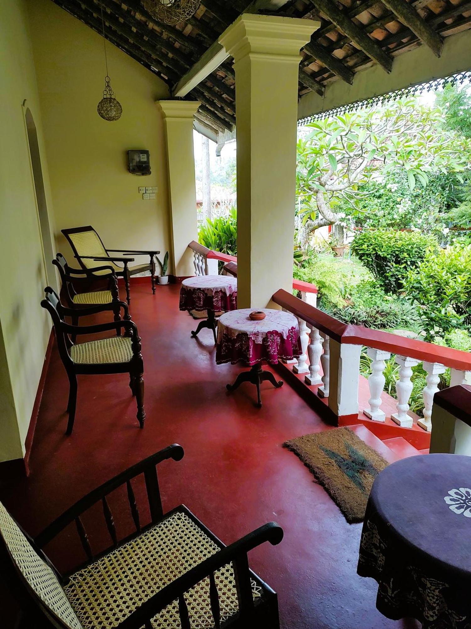Top Of The Hill Guesthouse Уелигама Екстериор снимка