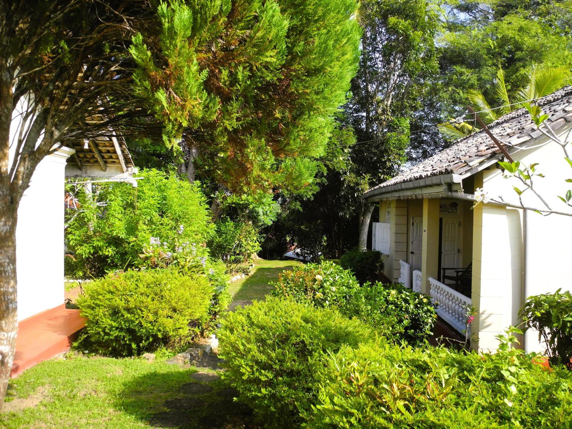 Top Of The Hill Guesthouse Уелигама Екстериор снимка