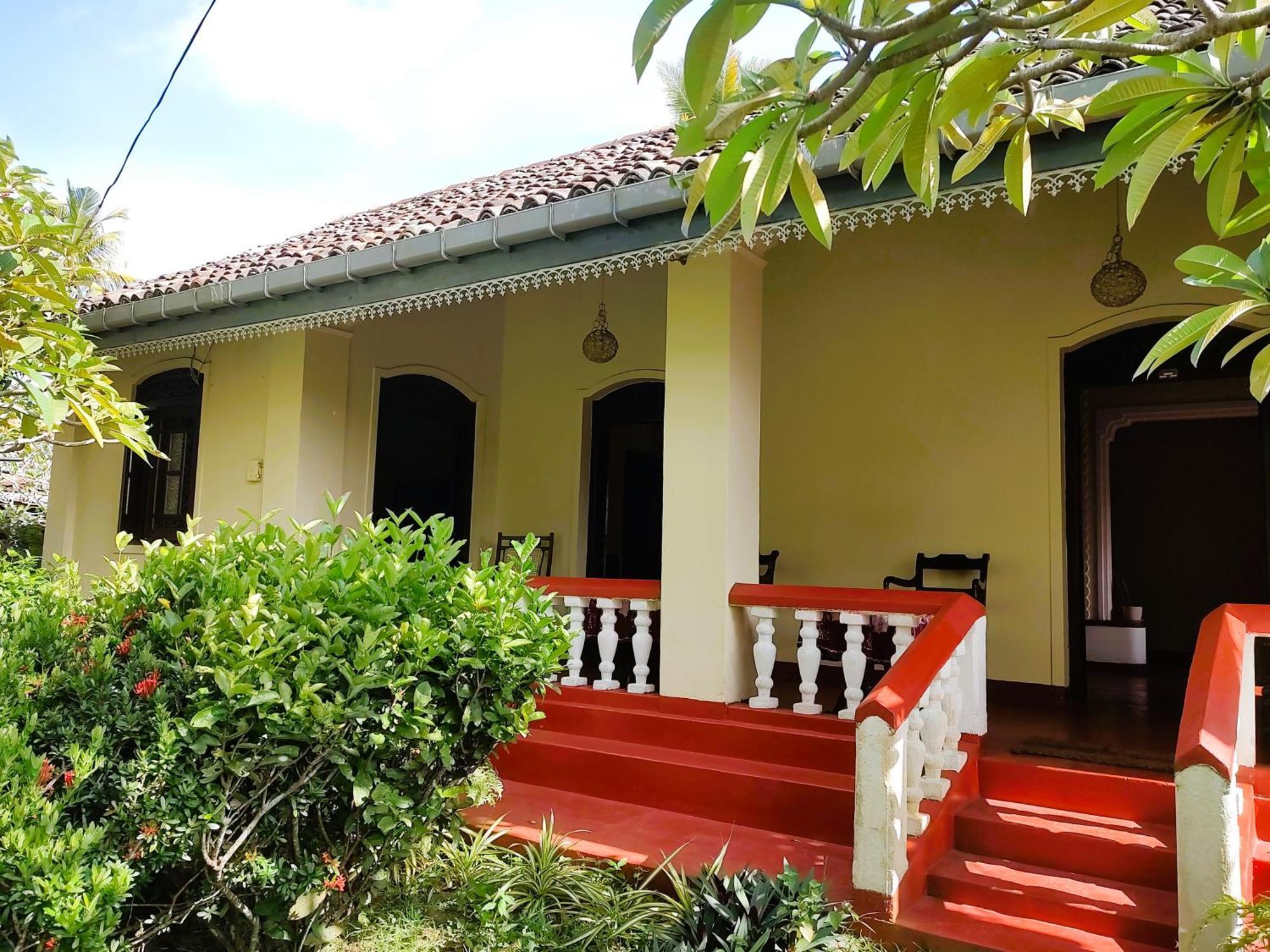 Top Of The Hill Guesthouse Уелигама Екстериор снимка