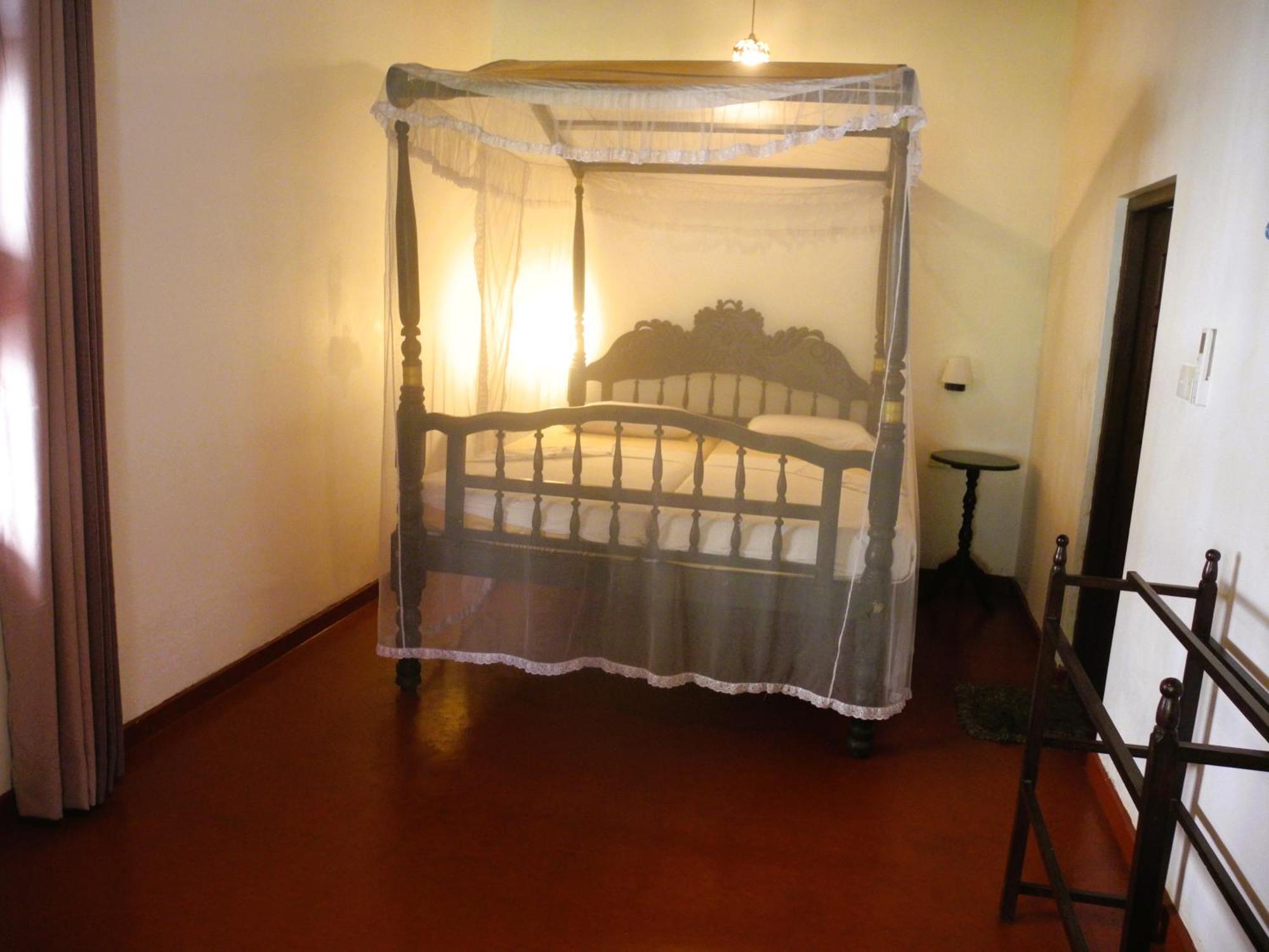 Top Of The Hill Guesthouse Уелигама Екстериор снимка