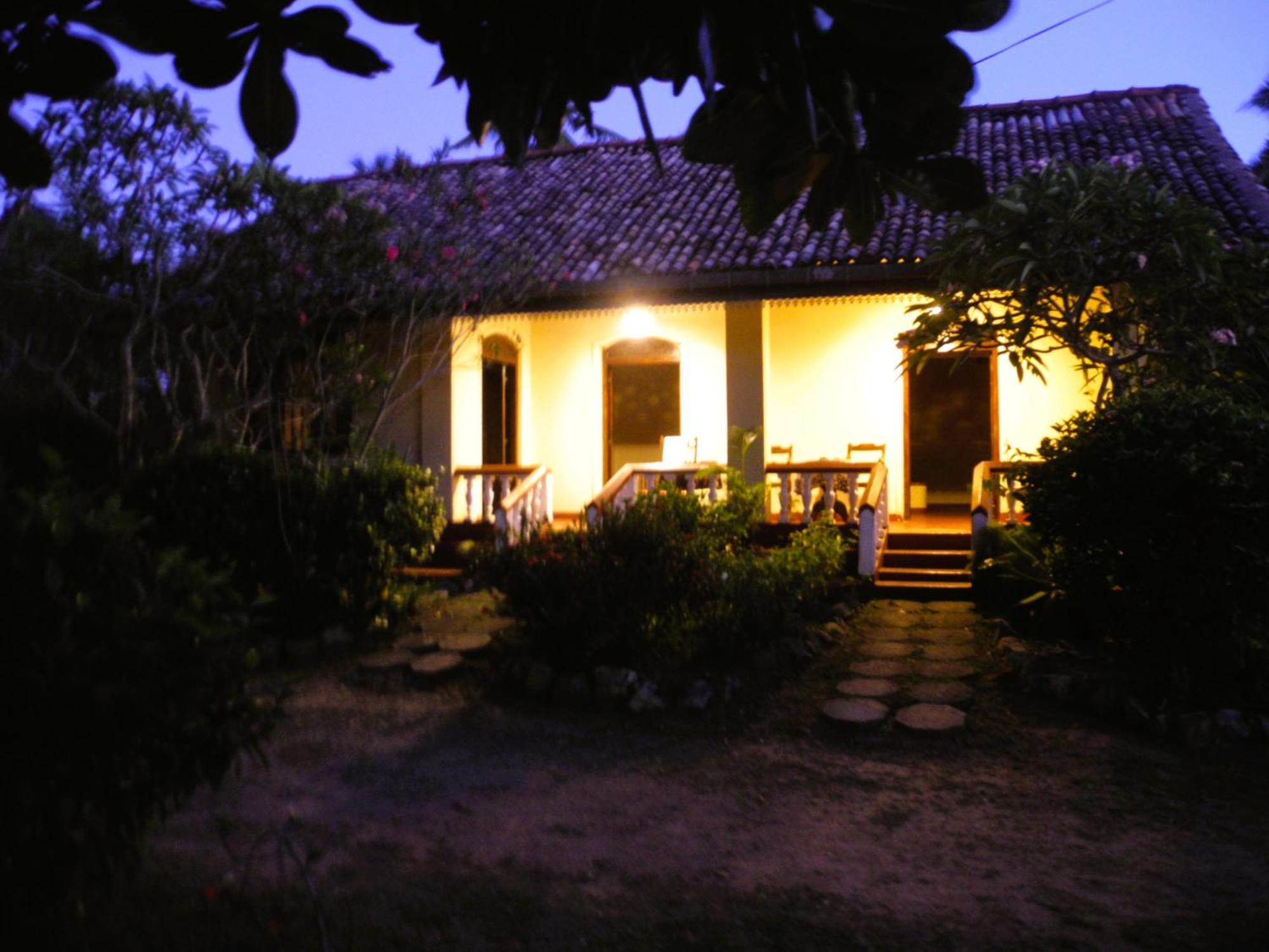 Top Of The Hill Guesthouse Уелигама Екстериор снимка