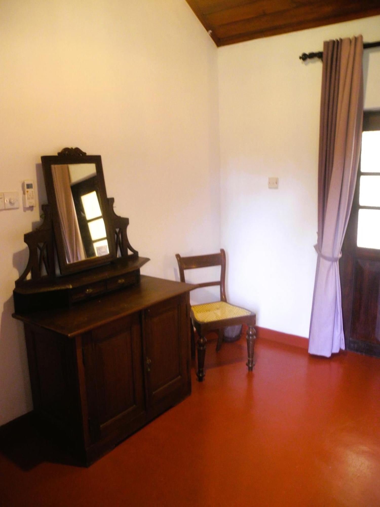Top Of The Hill Guesthouse Уелигама Екстериор снимка