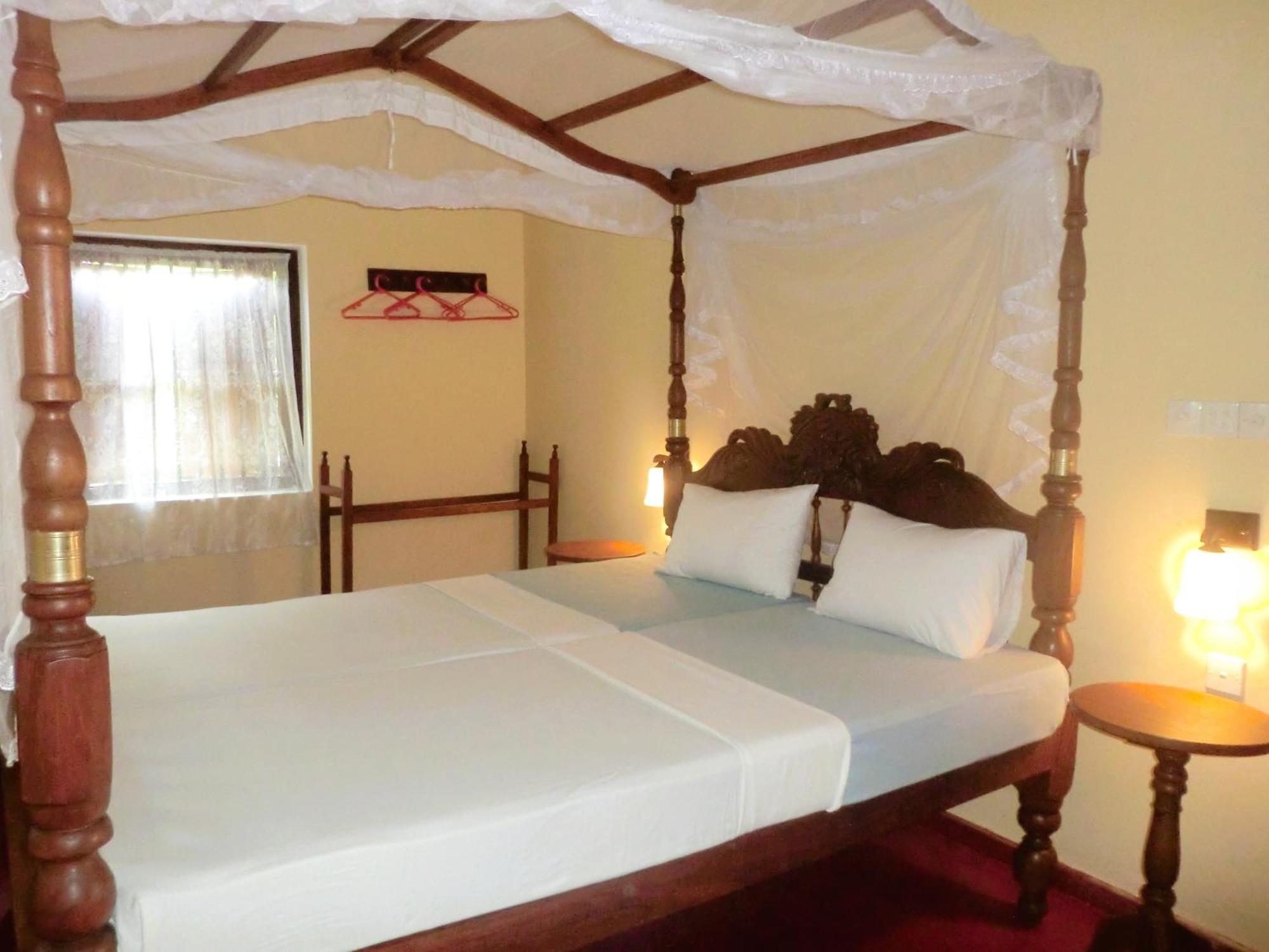 Top Of The Hill Guesthouse Уелигама Стая снимка