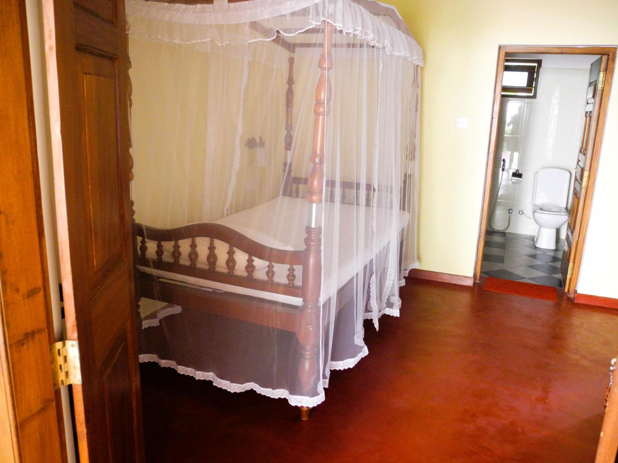 Top Of The Hill Guesthouse Уелигама Екстериор снимка