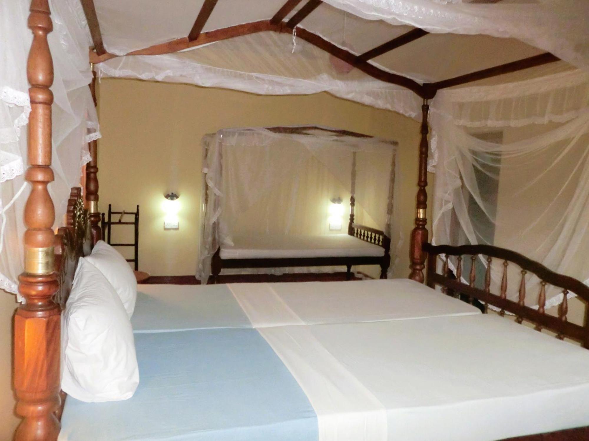 Top Of The Hill Guesthouse Уелигама Екстериор снимка