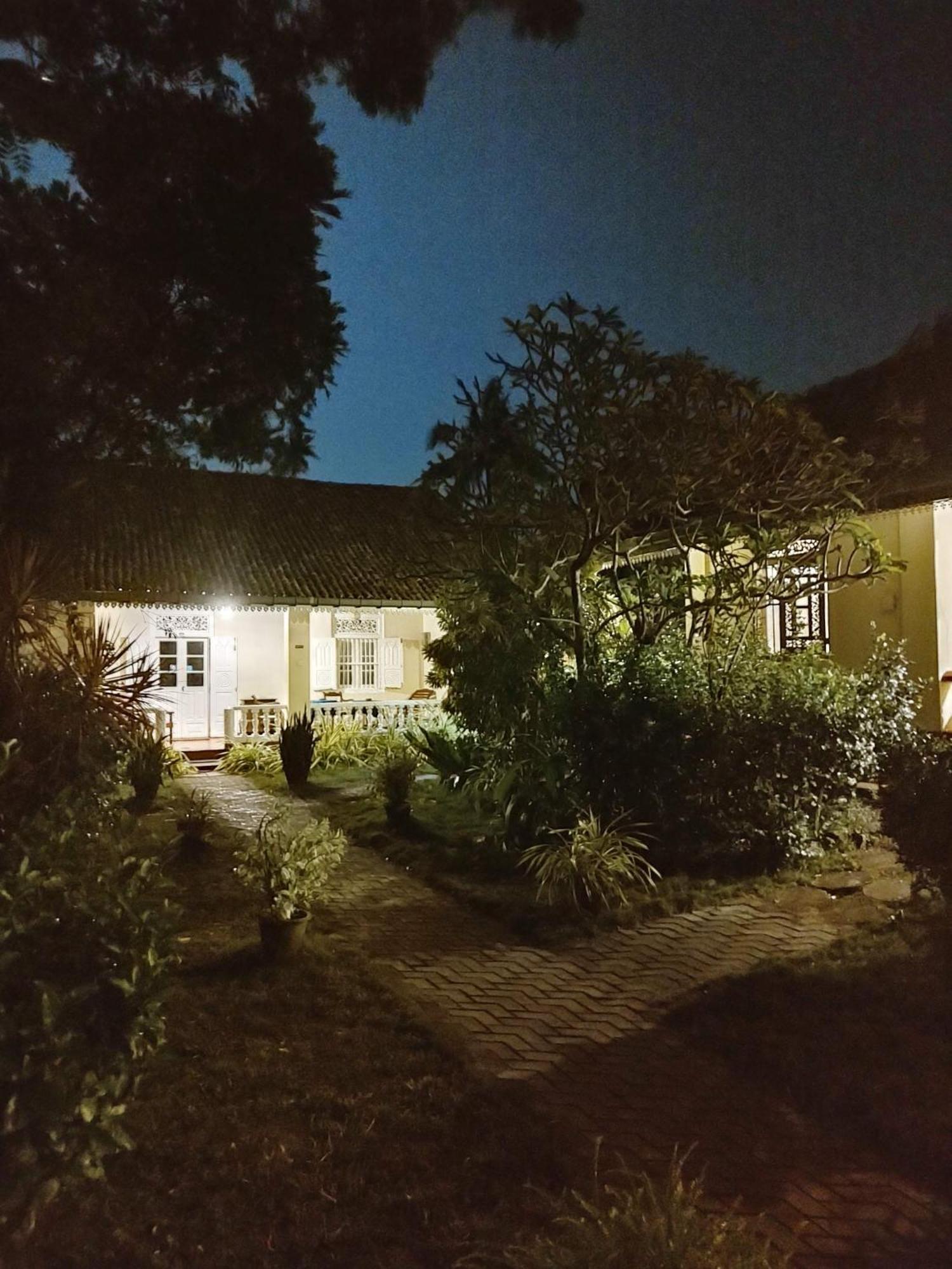 Top Of The Hill Guesthouse Уелигама Екстериор снимка